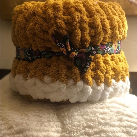TAKING ORDERS NOW I make chunky blankets , small 65.00, med 85.00, large 145.00 - Picture 14 of 16